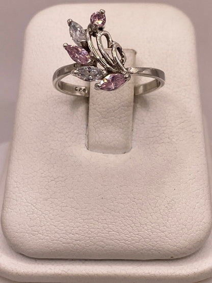 Anillo de Plata 925 con Zirconias Rosas y Blancas, Diseño Floral Abstracto en báscula mostrando peso