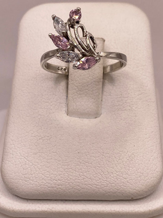 Anillo de Plata 925 con Zirconias Rosas y Blancas, Diseño Floral Abstracto en báscula mostrando peso
