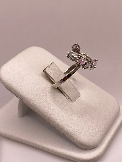 Anillo de Plata 925 con Zirconias Rosas y Blancas, Diseño Floral Abstracto, vista lateral