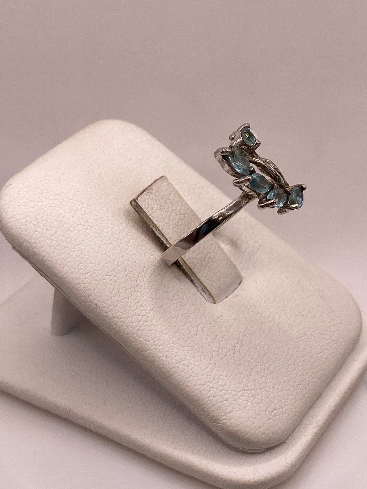 Anillo de Plata 925 con Zirconias Azules Facetadas, Diseño Floral Abstracto, vista lateral