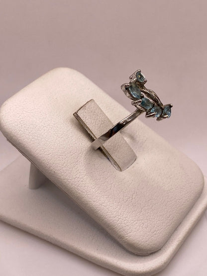 Anillo de Plata 925 con Zirconias Azules Facetadas, Diseño Floral Abstracto, vista lateral