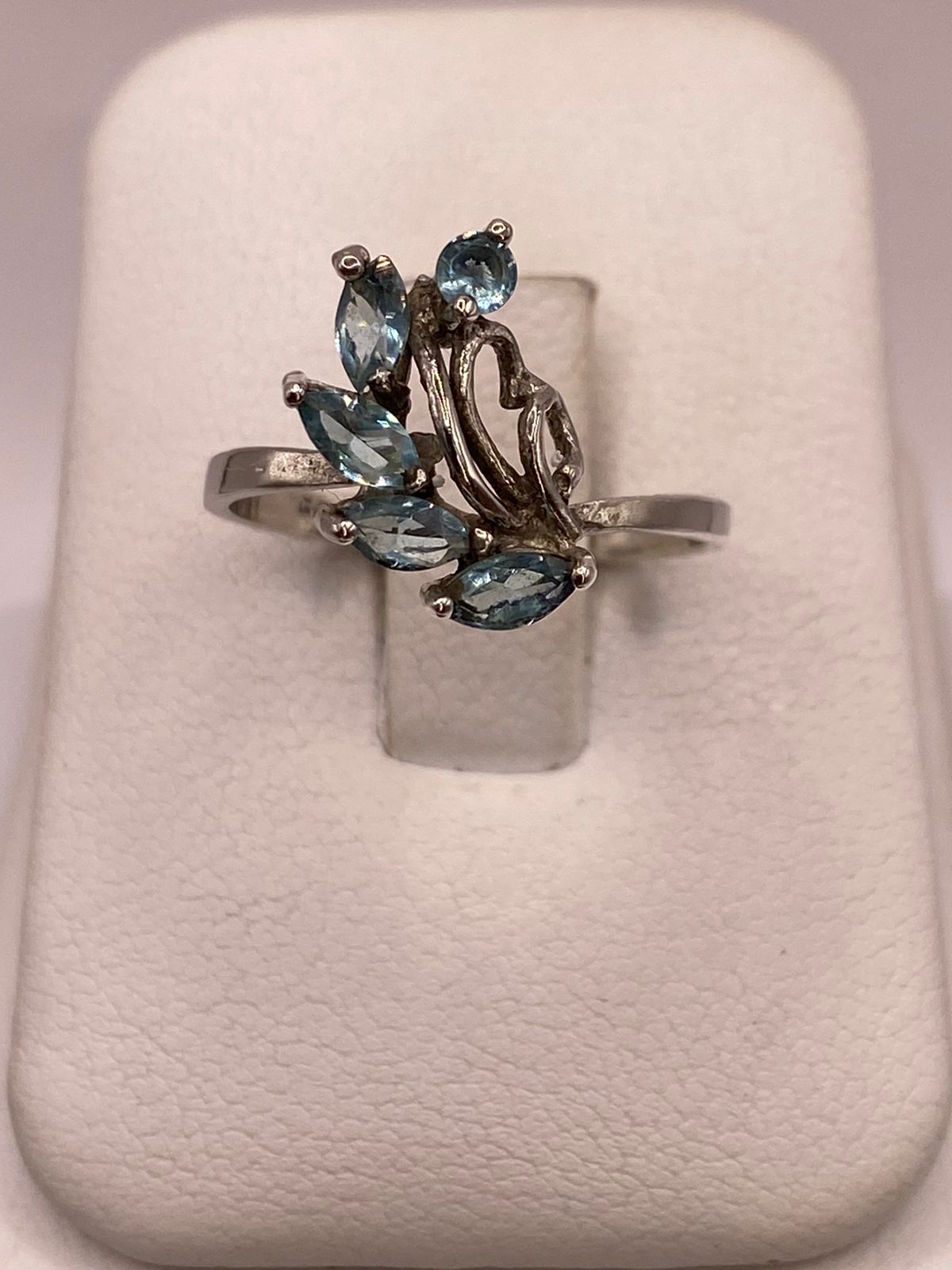 Anillo de Plata 925 con Zirconias Azules Facetadas, Diseño Floral Abstracto en báscula mostrando peso