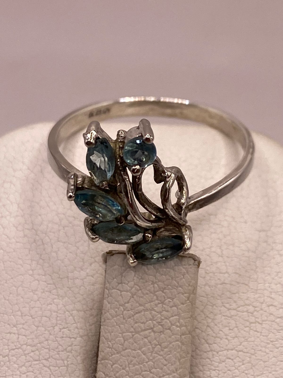 Anillo de Plata 925 con Zirconias Azules Facetadas, Diseño Floral Abstracto, sello de autenticidad Plata Ley .925