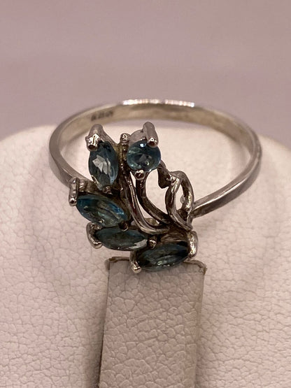 Anillo de Plata 925 con Zirconias Azules Facetadas, Diseño Floral Abstracto, sello de autenticidad Plata Ley .925