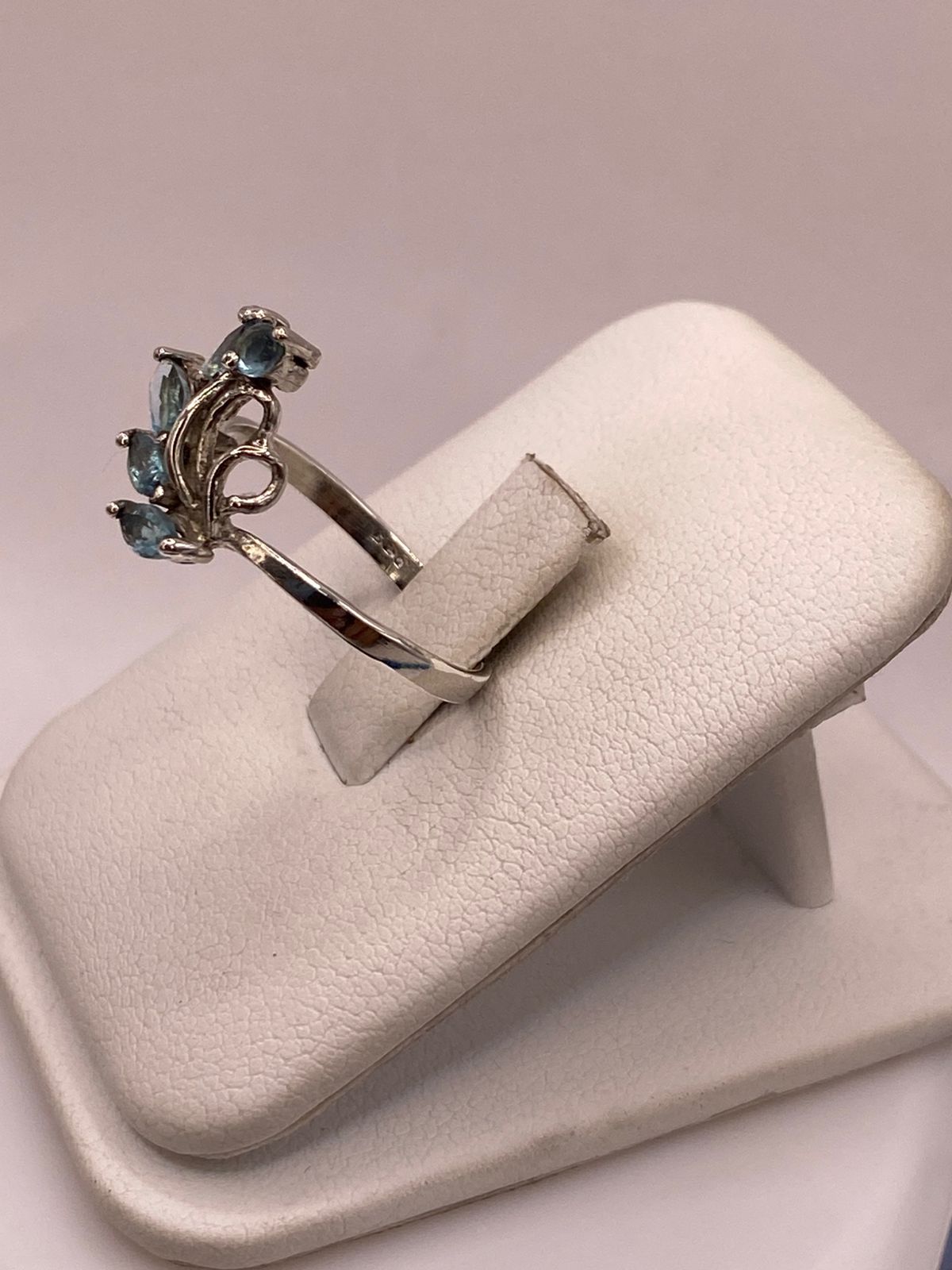 Anillo de Plata 925 con Zirconias Azules Facetadas, Diseño Floral Abstracto, vista de detalle