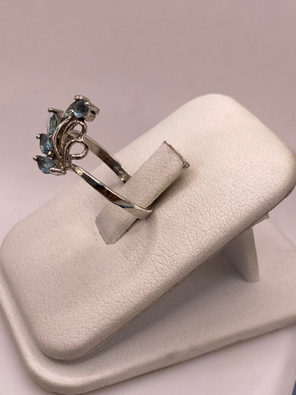 Anillo de Plata 925 con Zirconias Azules Facetadas, Diseño Floral Abstracto, vista de detalle