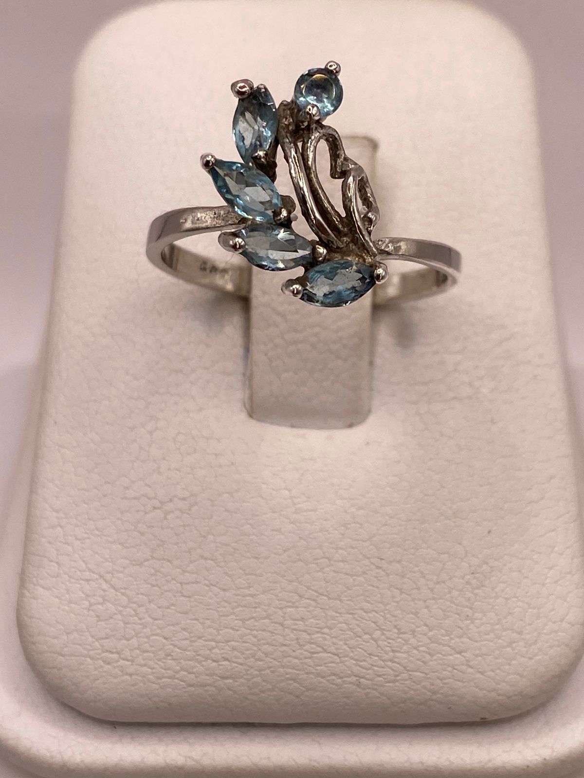 Anillo de Plata 925 con Zirconias Azules Facetadas, Diseño Floral Abstracto, vista frontal