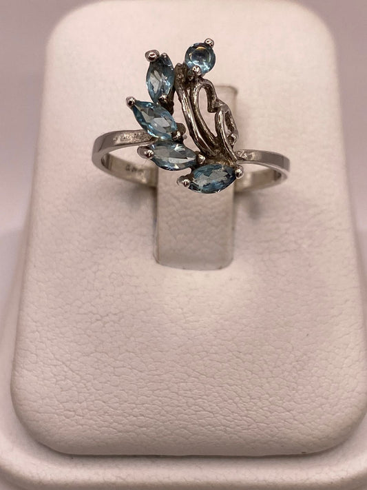 Anillo de Plata 925 con Zirconias Azules Facetadas, Diseño Floral Abstracto, vista frontal