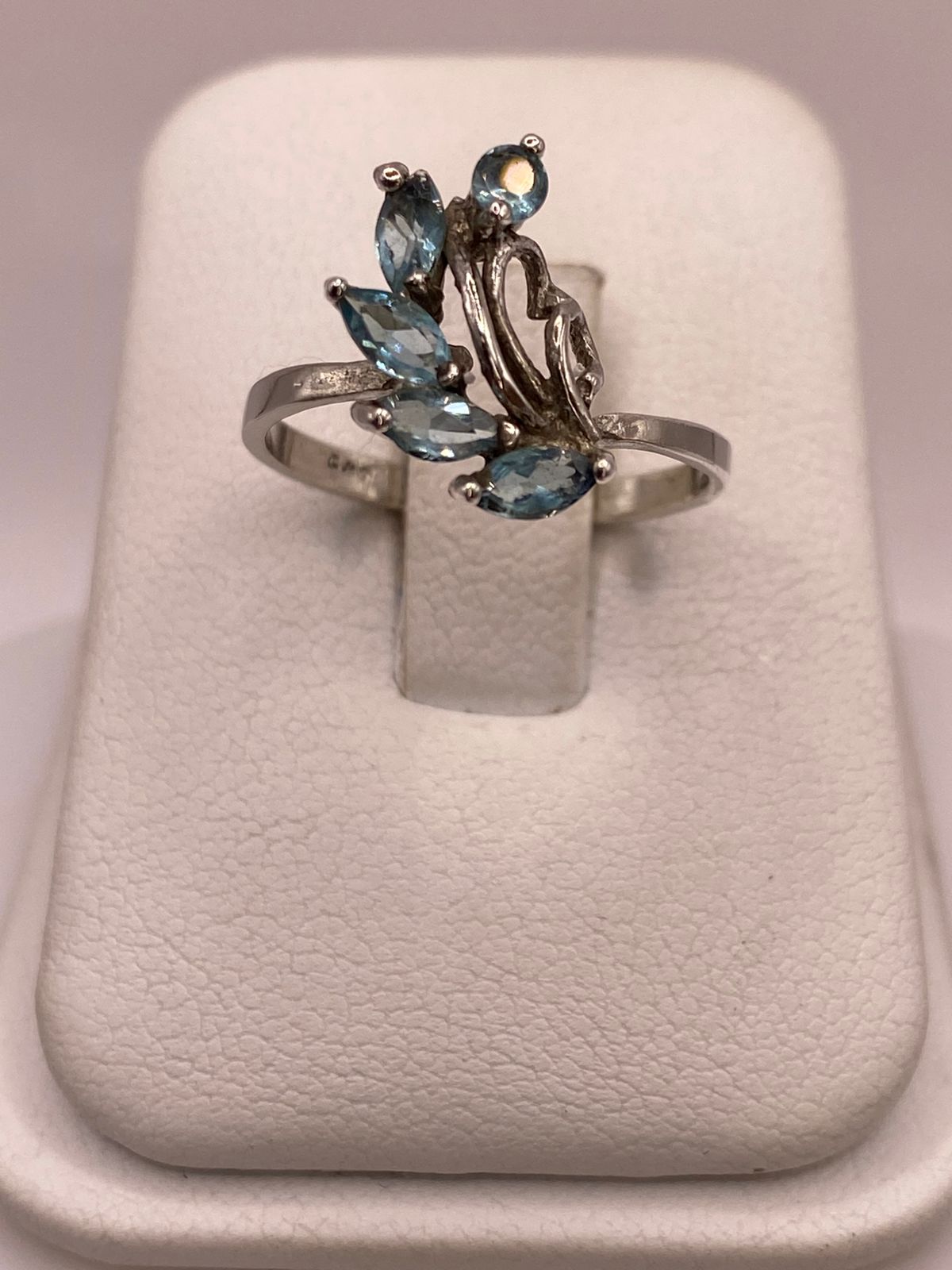 Anillo de Plata 925 con Zirconias Azules Facetadas, Diseño Floral Abstracto, vista superior