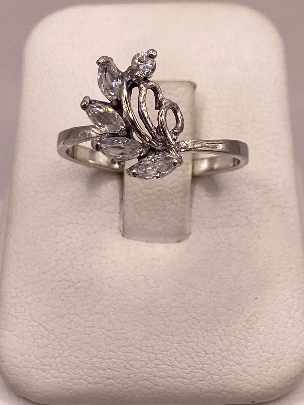 Anillo de Plata 925 con Zirconias Blancas Facetadas, Diseño Floral Abstracto, vista posterior