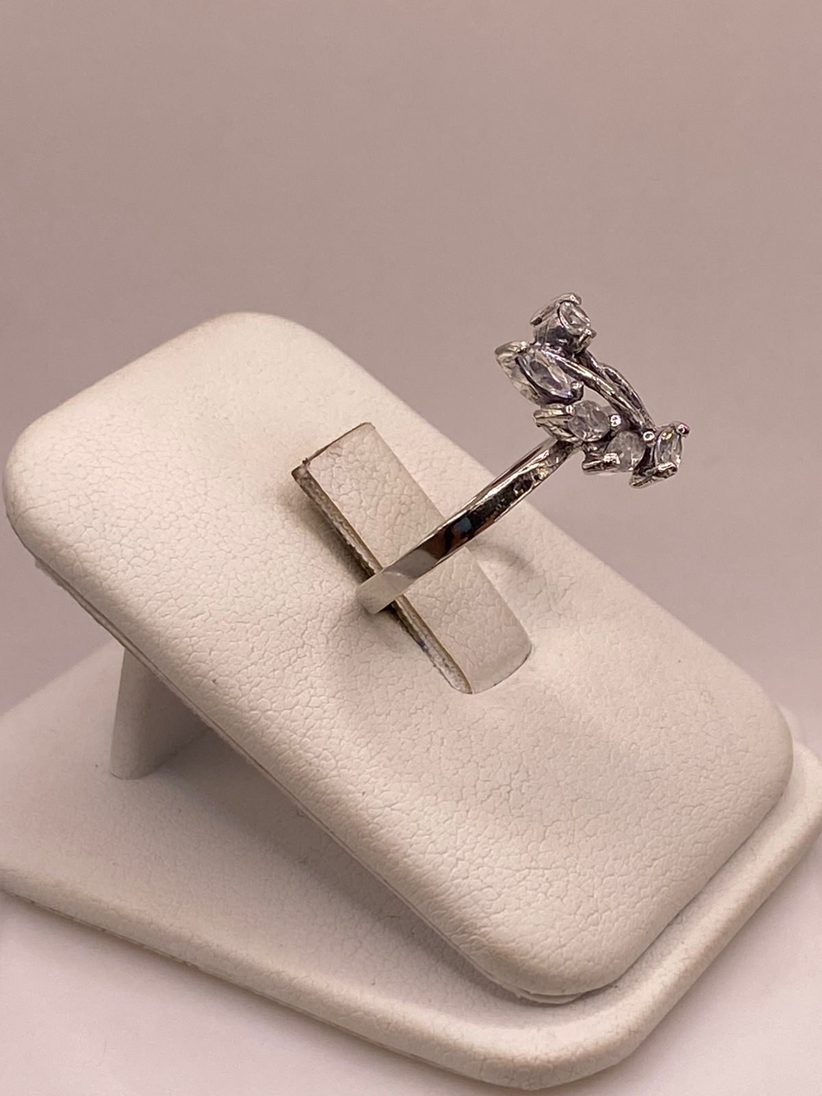 Anillo de Plata 925 con Zirconias Blancas Facetadas, Diseño Floral Abstracto, vista de detalle
