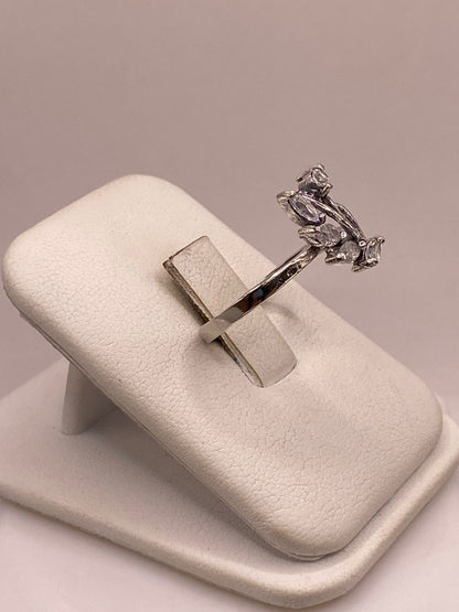 Anillo de Plata 925 con Zirconias Blancas Facetadas, Diseño Floral Abstracto, vista de detalle