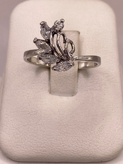 Anillo de Plata 925 con Zirconias Blancas Facetadas, Diseño Floral Abstracto — detalle de acabado