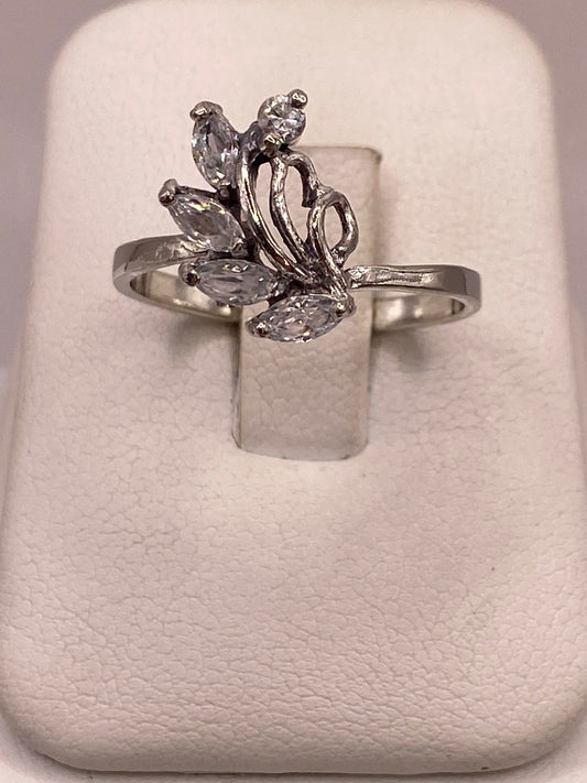 Anillo de Plata 925 con Zirconias Blancas Facetadas, Diseño Floral Abstracto — detalle de acabado