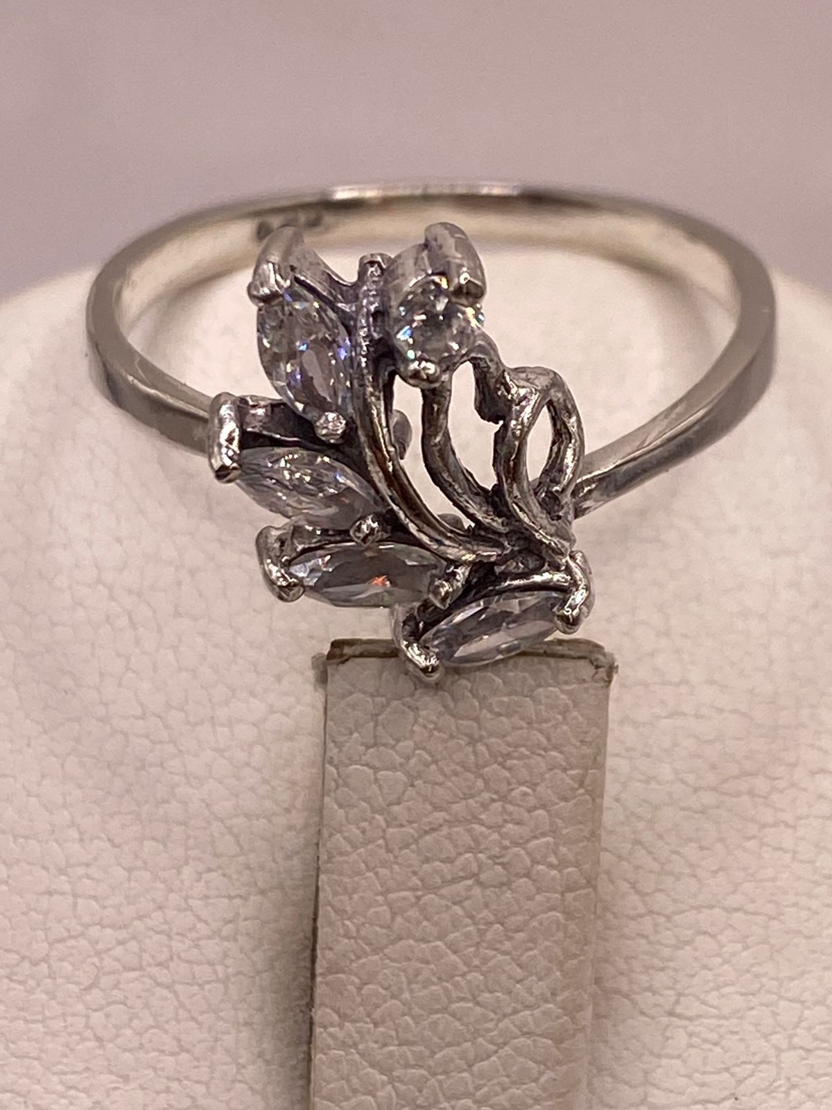 Anillo de Plata 925 con Zirconias Blancas Facetadas, Diseño Floral Abstracto, sello de autenticidad Plata Ley .925