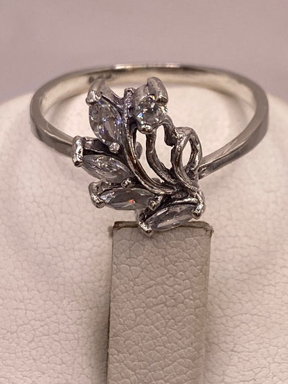 Anillo de Plata 925 con Zirconias Blancas Facetadas, Diseño Floral Abstracto, sello de autenticidad Plata Ley .925