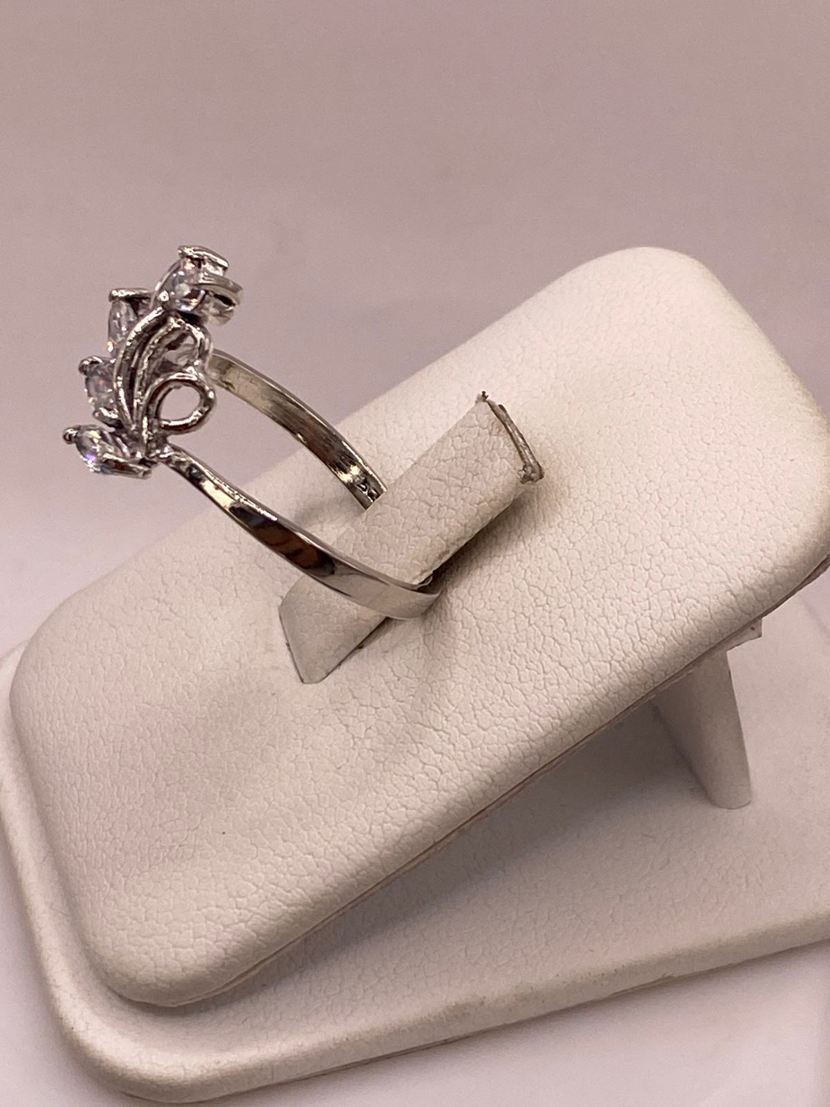 Anillo de Plata 925 con Zirconias Blancas Facetadas, Diseño Floral Abstracto, vista lateral