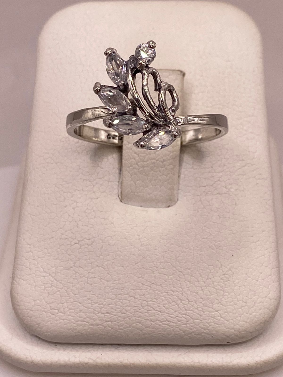 Anillo de Plata 925 con Zirconias Blancas Facetadas, Diseño Floral Abstracto, vista frontal