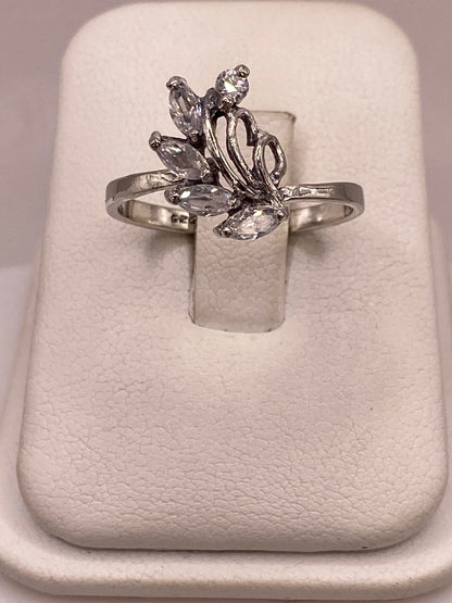 Anillo de Plata 925 con Zirconias Blancas Facetadas, Diseño Floral Abstracto, vista frontal
