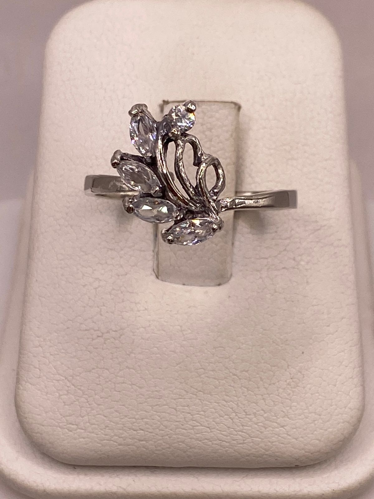 Anillo de Plata 925 con Zirconias Blancas Facetadas, Diseño Floral Abstracto, vista superior