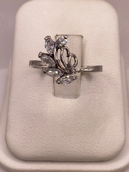Anillo de Plata 925 con Zirconias Blancas Facetadas, Diseño Floral Abstracto, vista superior