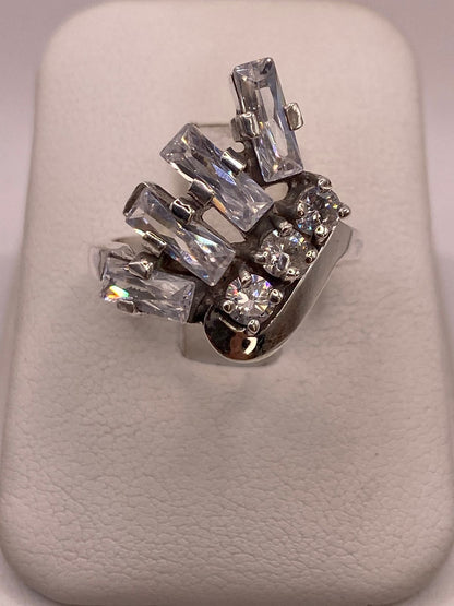 Anillo de Plata 925 con Zirconias Blancas Facetadas, Diseño Moderno Abstracto en báscula mostrando peso