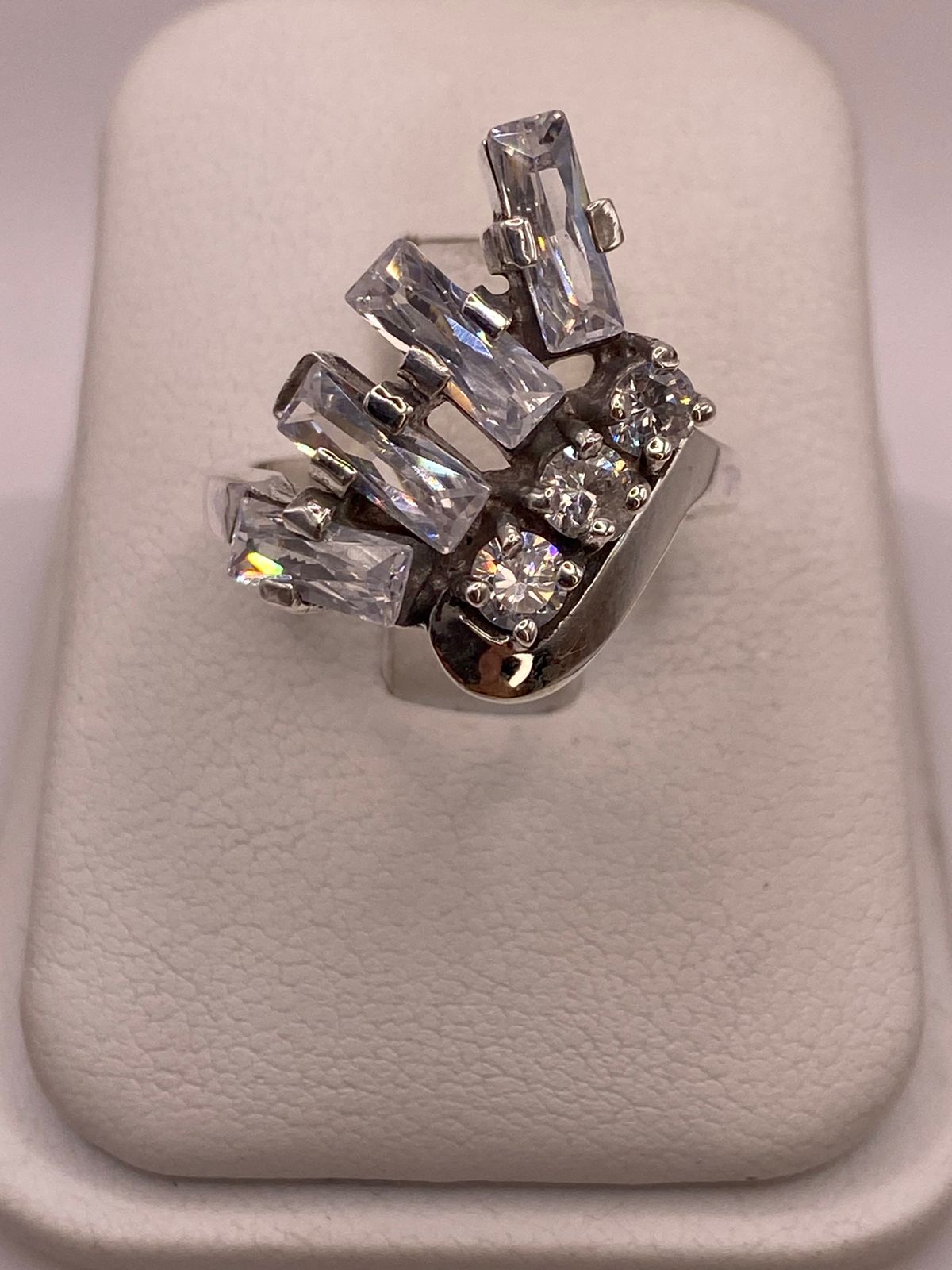 Anillo de Plata 925 con Zirconias Blancas Facetadas, Diseño Moderno Abstracto, vista frontal