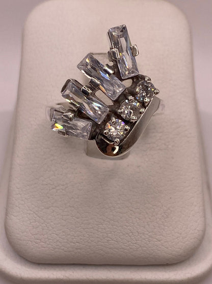 Anillo de Plata 925 con Zirconias Blancas Facetadas, Diseño Moderno Abstracto, vista frontal