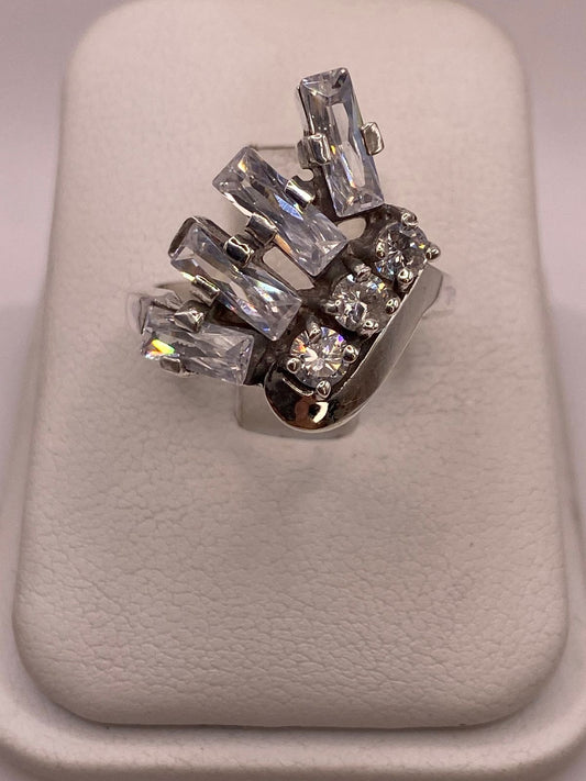 Anillo de Plata 925 con Zirconias Blancas Facetadas, Diseño Moderno Abstracto, vista frontal