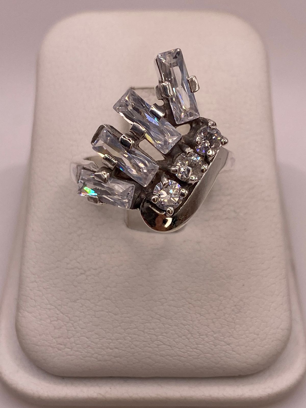 Anillo de Plata 925 con Zirconias Blancas Facetadas, Diseño Moderno Abstracto, vista superior