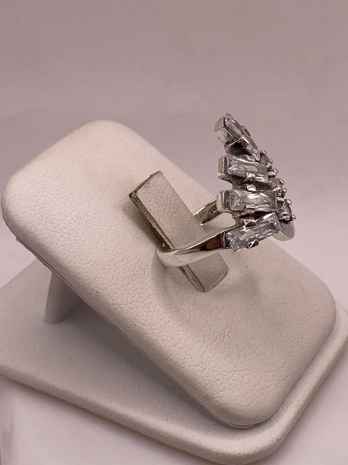 Anillo de Plata 925 con Zirconias Blancas Facetadas, Diseño Moderno Abstracto, vista lateral
