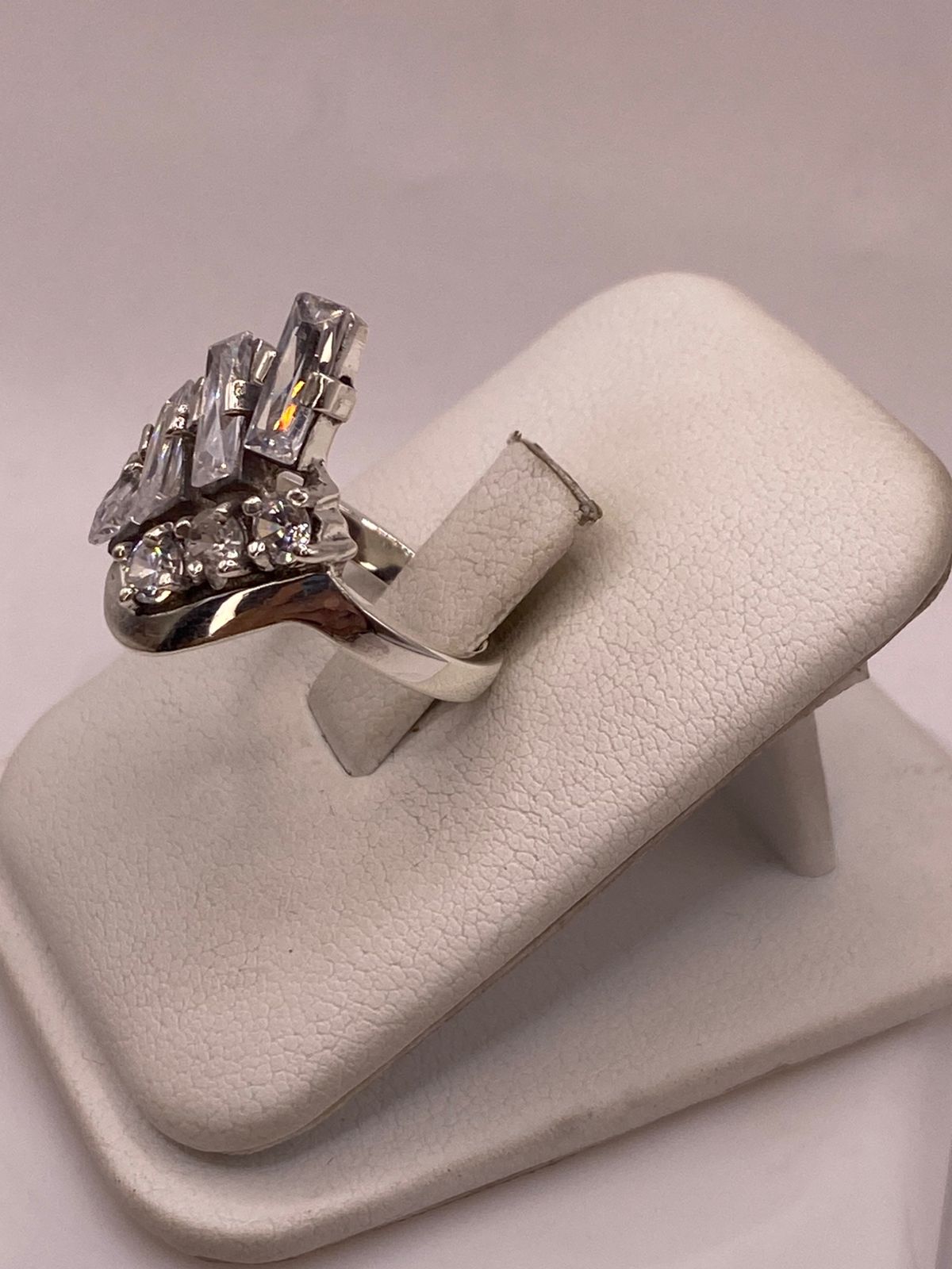 Anillo de Plata 925 con Zirconias Blancas Facetadas, Diseño Moderno Abstracto, vista de detalle