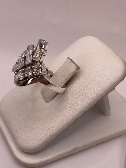 Anillo de Plata 925 con Zirconias Blancas Facetadas, Diseño Moderno Abstracto, vista de detalle