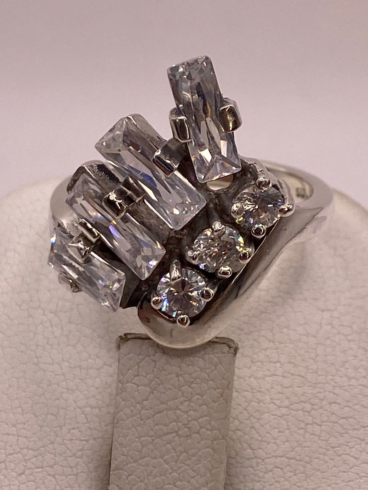 Anillo de Plata 925 con Zirconias Blancas Facetadas, Diseño Moderno Abstracto, sello de autenticidad Plata Ley .925