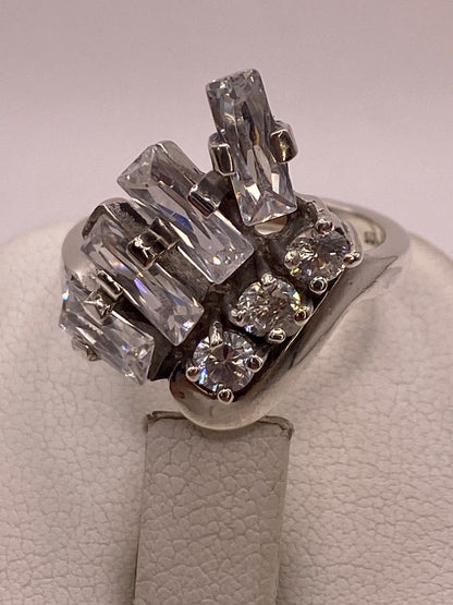 Anillo de Plata 925 con Zirconias Blancas Facetadas, Diseño Moderno Abstracto, sello de autenticidad Plata Ley .925
