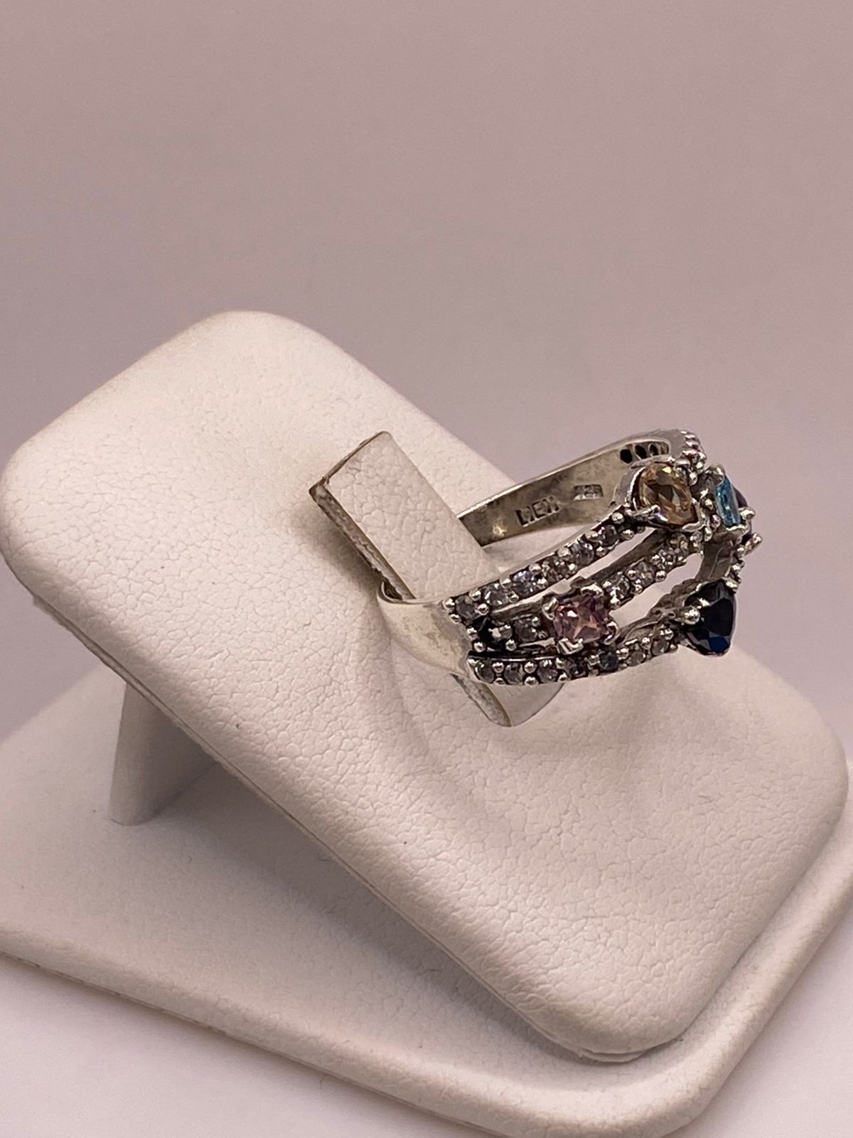 Anillo de Plata 925 con Zirconias Multicolor, Diseño Triple Banda, vista lateral