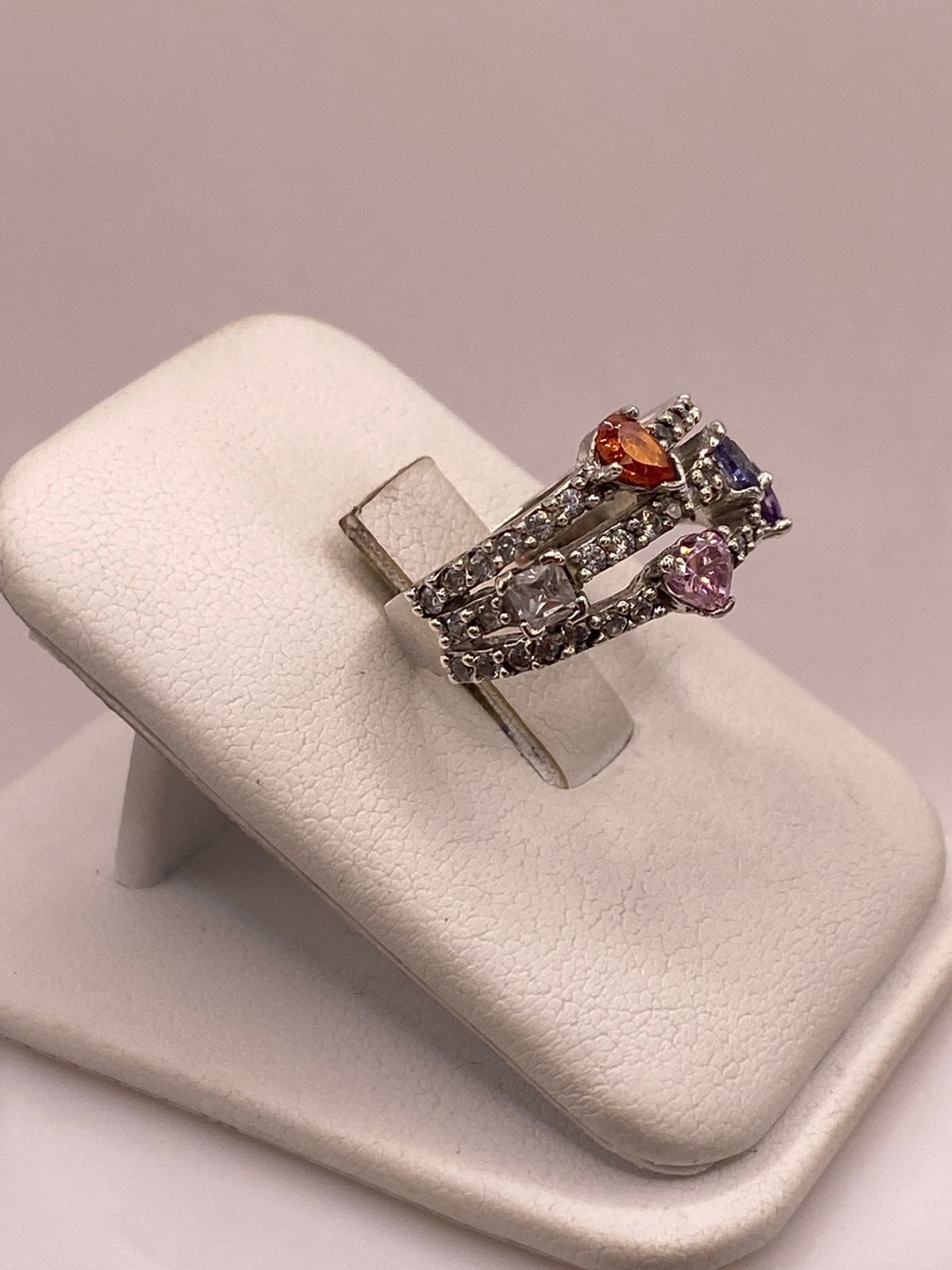 Anillo de Plata 925 con Zirconias Multicolor Diseño Triple Banda Elegante, vista lateral