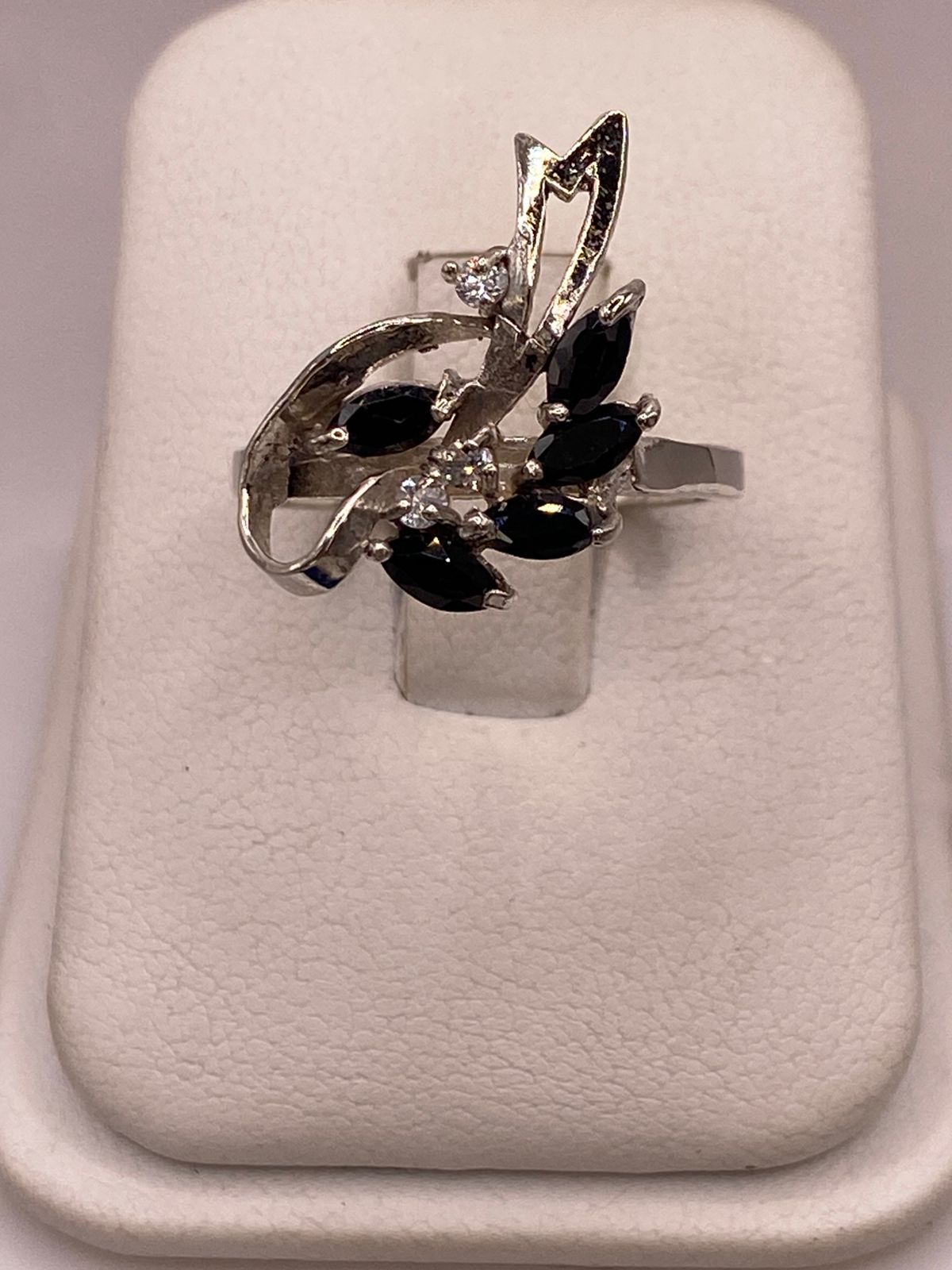 Anillo de Plata 925 con Zirconias Negras Diseño Floral Abstracto en báscula mostrando peso