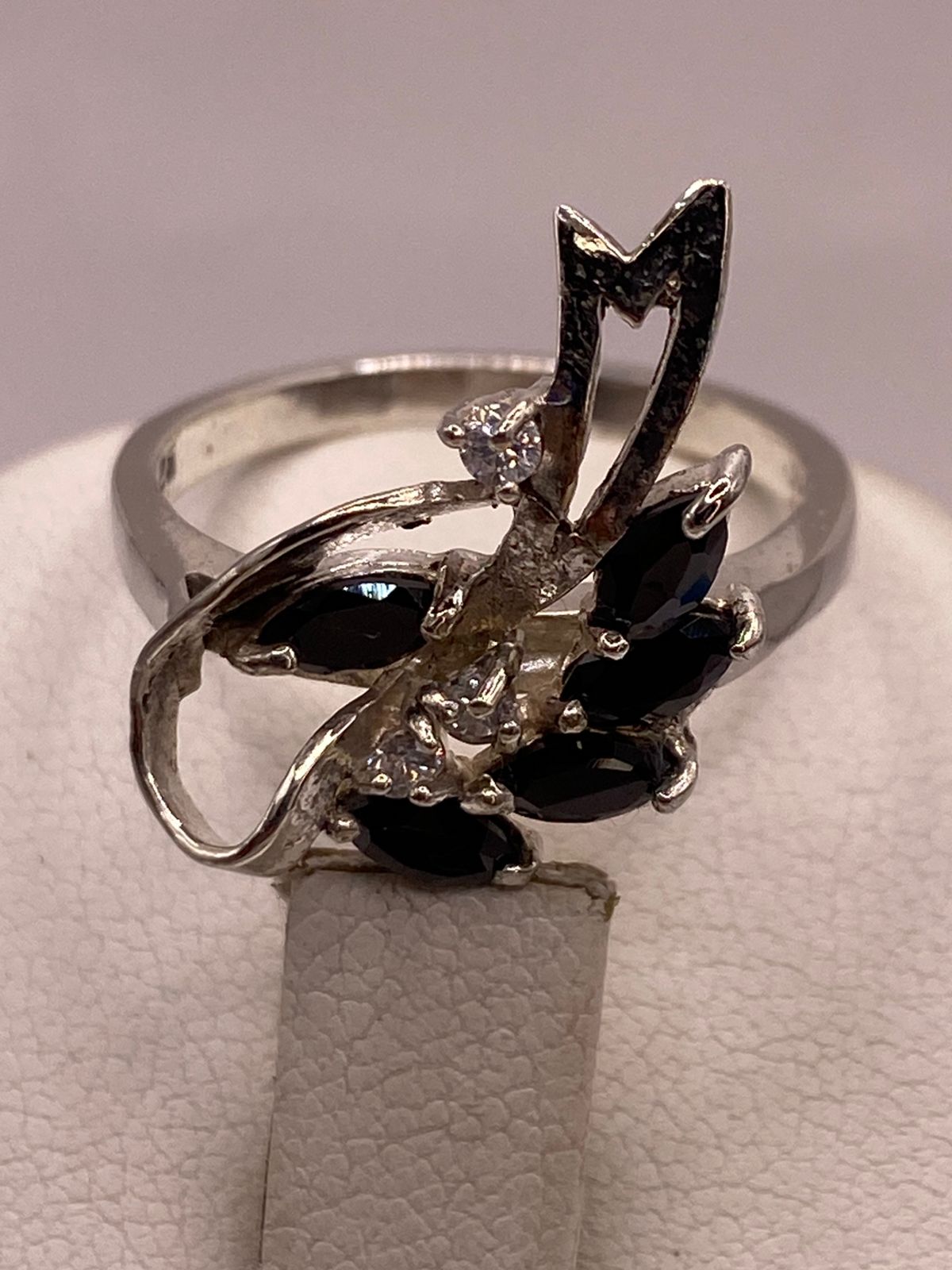 Anillo de Plata 925 con Zirconias Negras Diseño Floral Abstracto, sello de autenticidad Plata Ley .925
