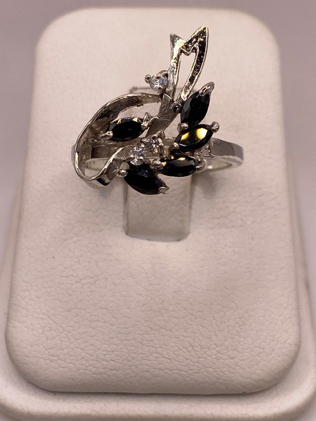 Anillo de Plata 925 con Zirconias Negras Diseño Floral Abstracto, vista de detalle
