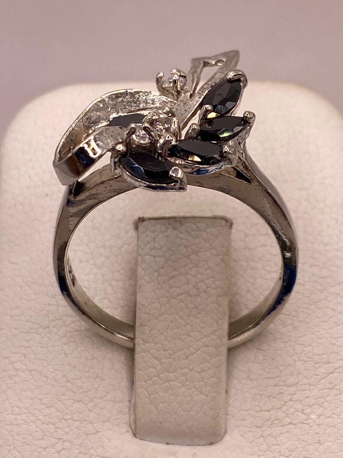 Anillo de Plata 925 con Zirconias Negras Diseño Floral Abstracto, vista superior