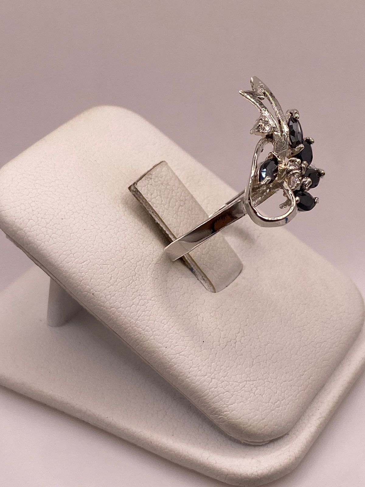 Anillo de Plata 925 con Zirconias Negras Diseño Floral Abstracto, vista lateral