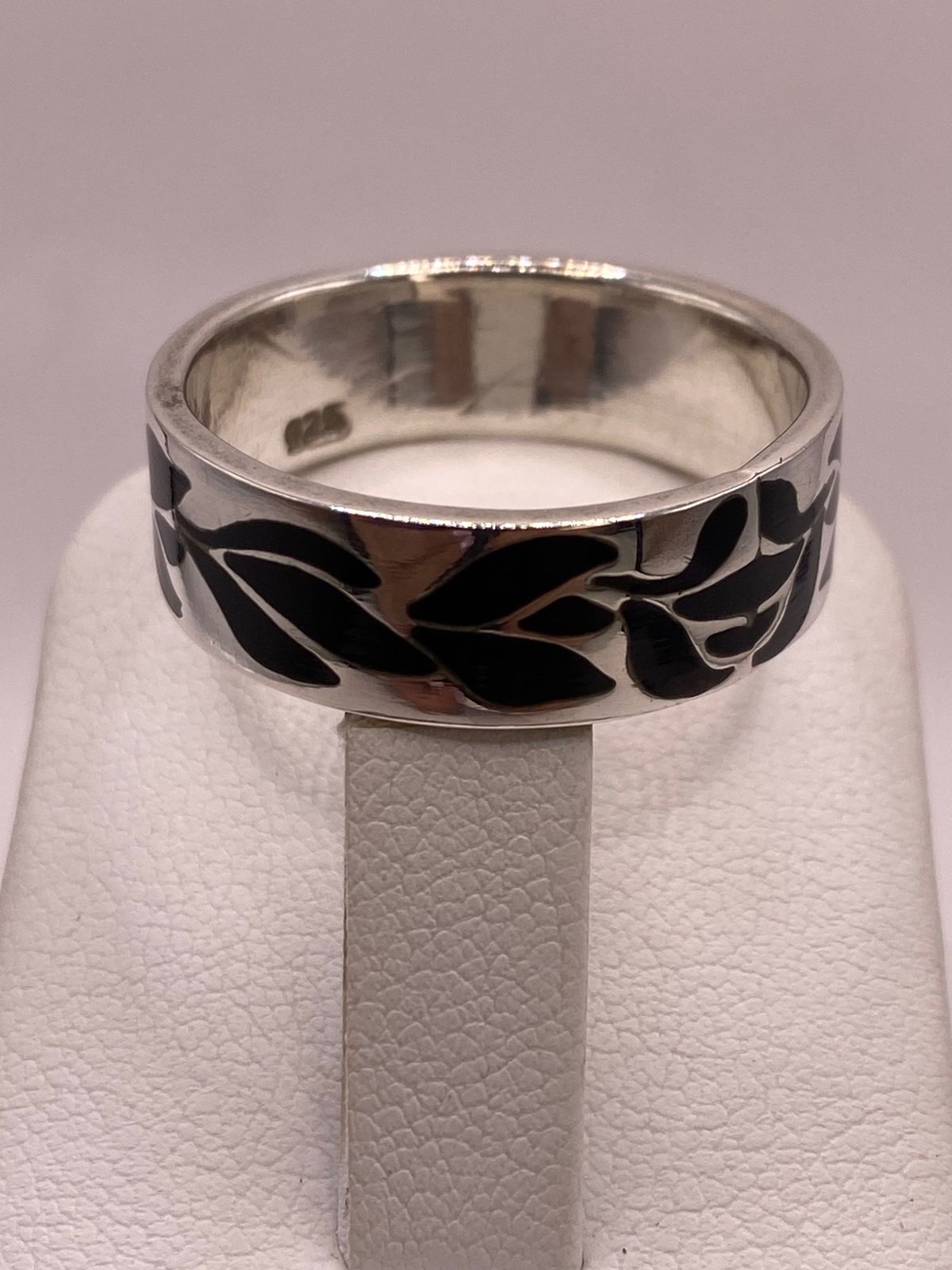 Anillo de Plata .925 con Obsidiana y Figuras de Hojas, vista lateral