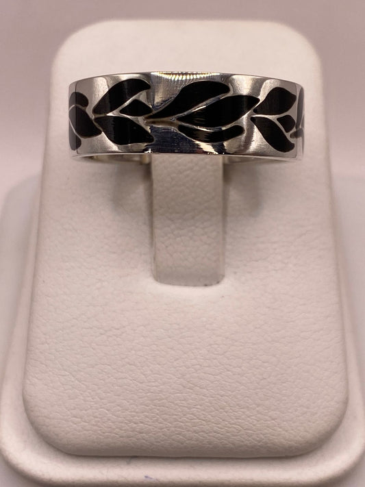 Anillo de Plata .925 con Obsidiana y Figuras de Hojas — vista lateral