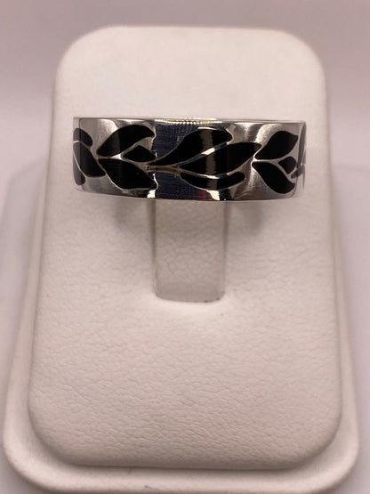 Anillo de Plata .925 con Obsidiana y Figuras de Hojas — vista lateral