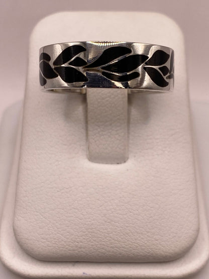 Anillo de Plata .925 con Obsidiana y Figuras de Hojas, vista lateral