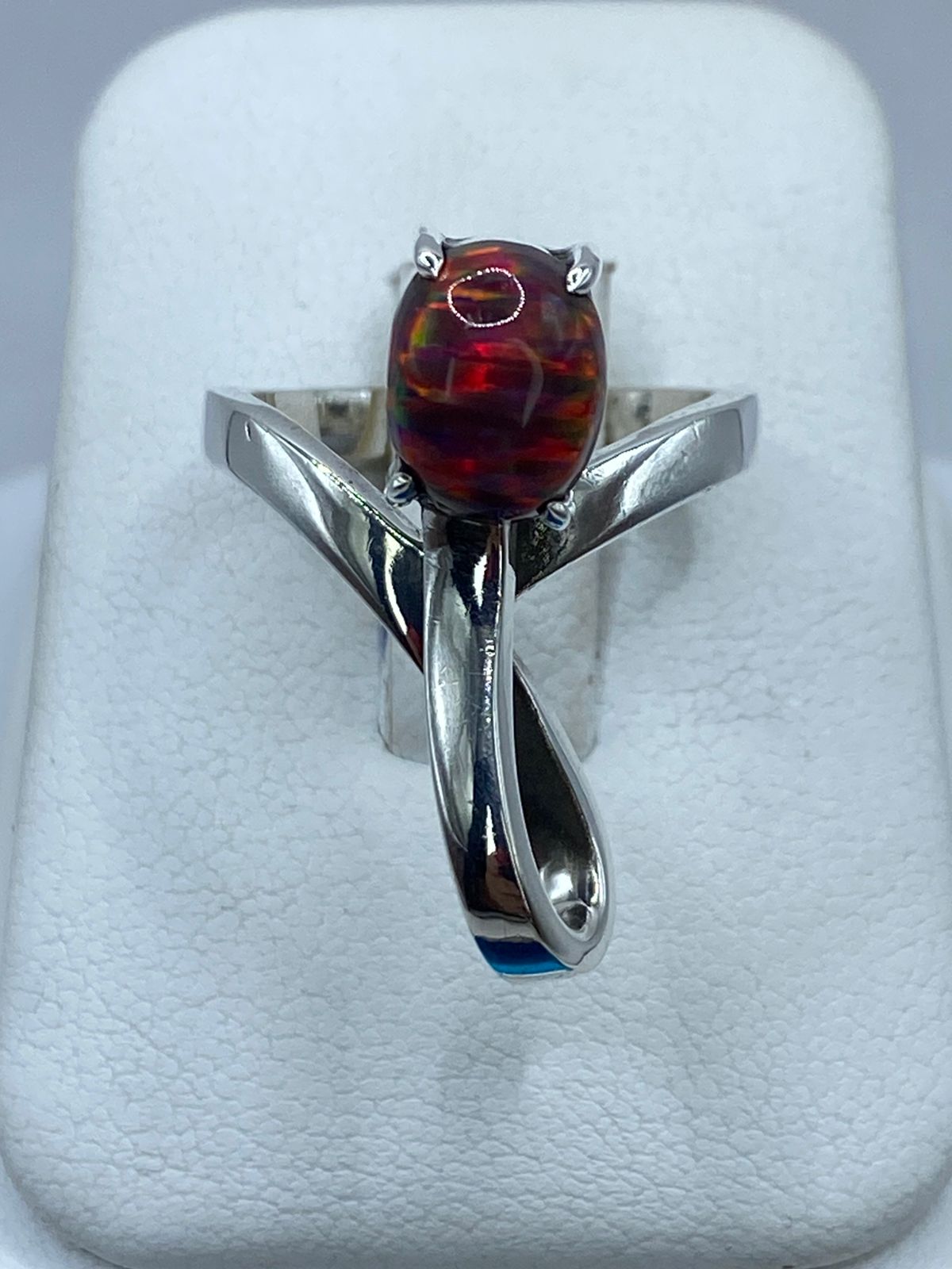 Anillo de Plata .925 con Ópalo de Fuego Naranja-rojo y Destellos Verdes — vista lateral