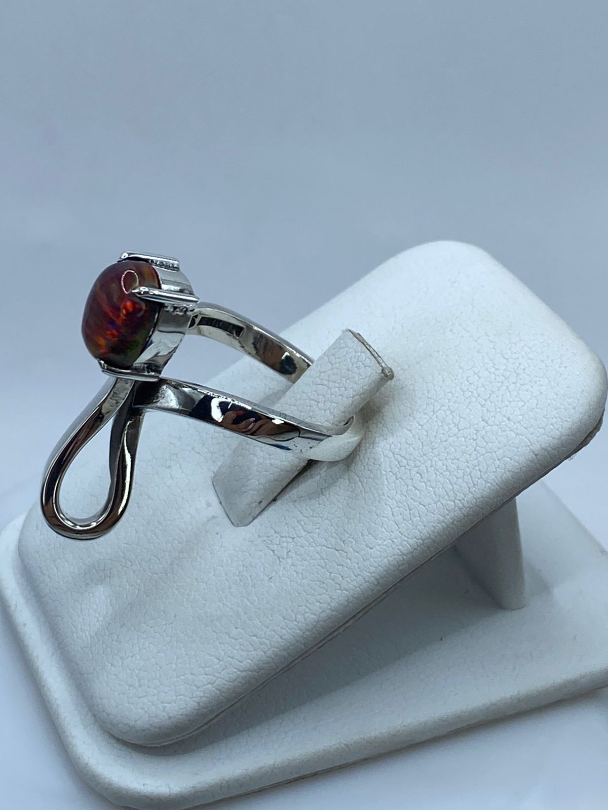 Anillo de Plata .925 con Ópalo de Fuego Naranja-rojo y Destellos Verdes, vista frontal