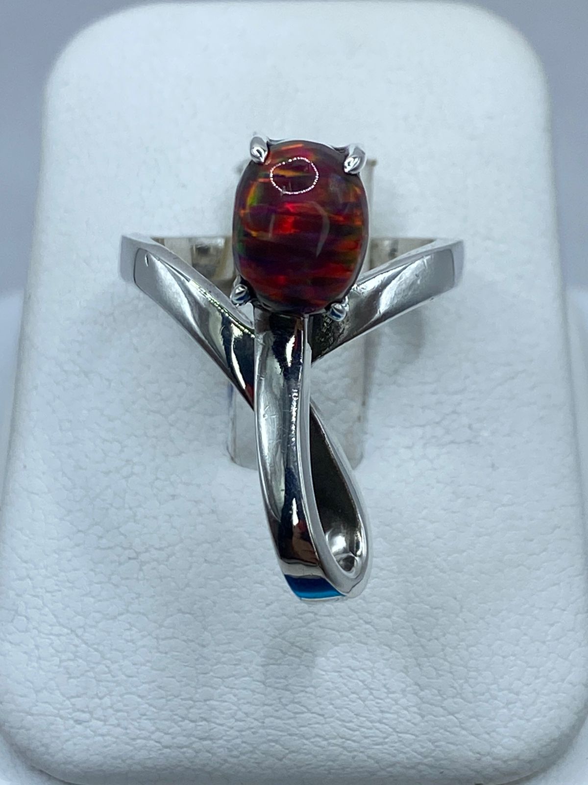 Anillo de Plata .925 con Ópalo de Fuego Naranja-rojo y Destellos Verdes, vista lateral