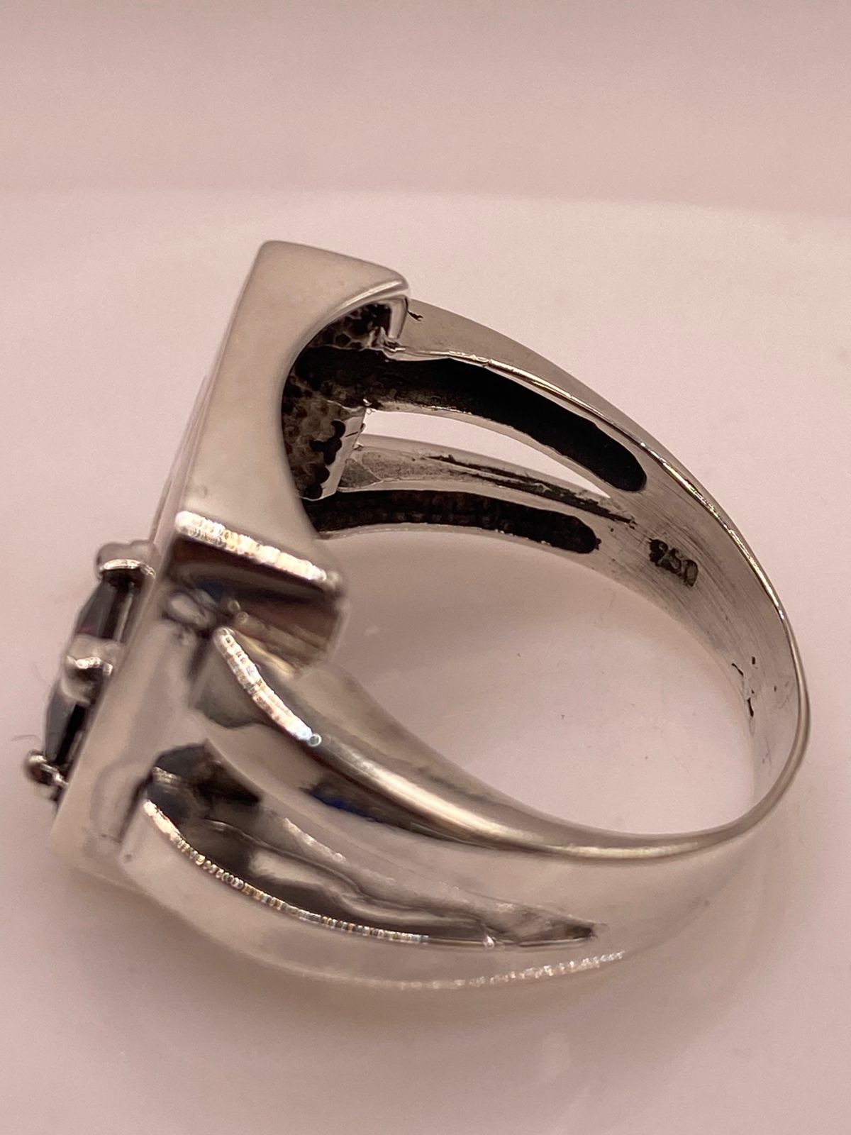 ANILLO DE PLATA .950 CON ÓPALO DE FUEGO Y ZIRCONIA MULTICOLOR DISEÑO GEOMÉTRICO, sello de autenticidad Plata Ley .925